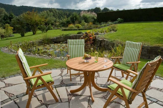 Hochwertiger Holz Gartentisch - zweifach erweiterbar in braun